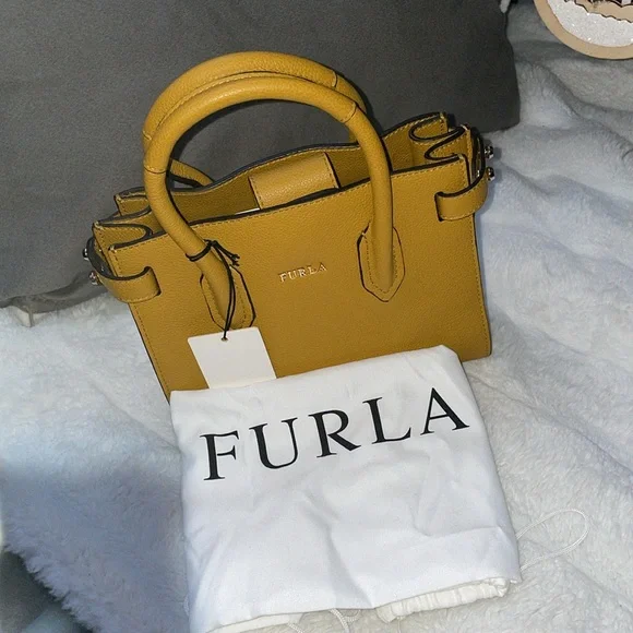 Furla Pin Ladies Mini Yellow

Ginestra Leather Tote New With Tags - Picture 8 of 10
